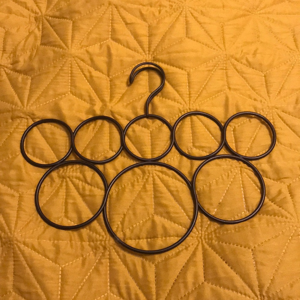 Hanging scarf rack